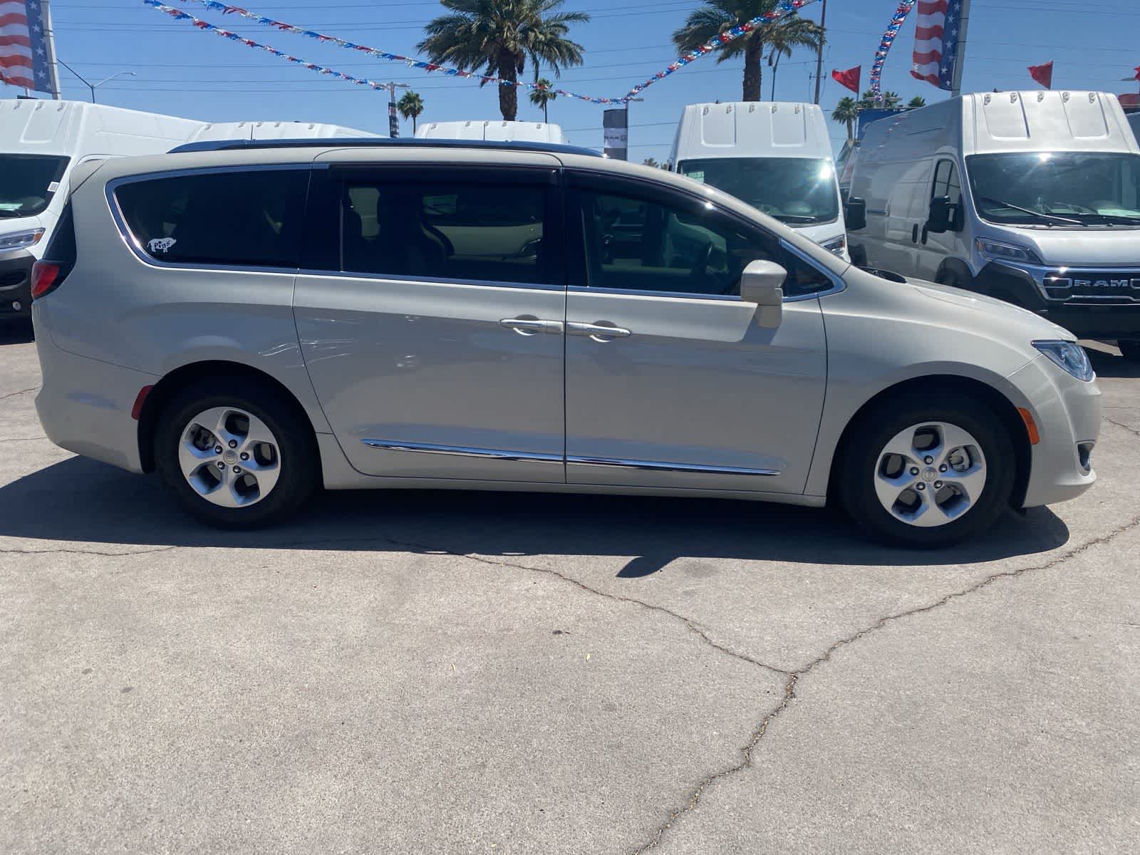 2017 Chrysler Pacifica  4