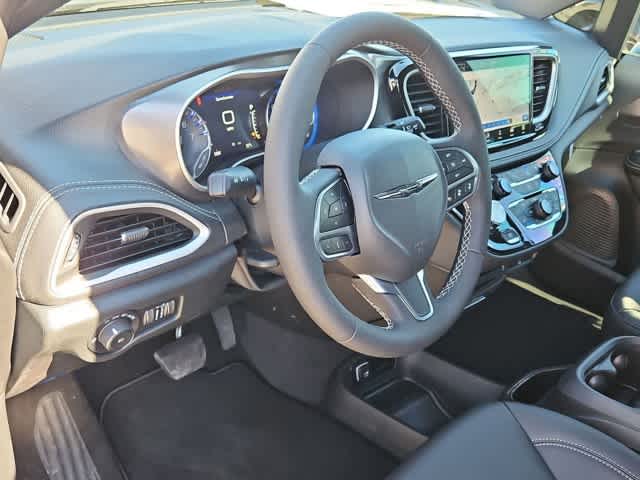 Thumbnail: 2026 Chrysler Pacifica - 10