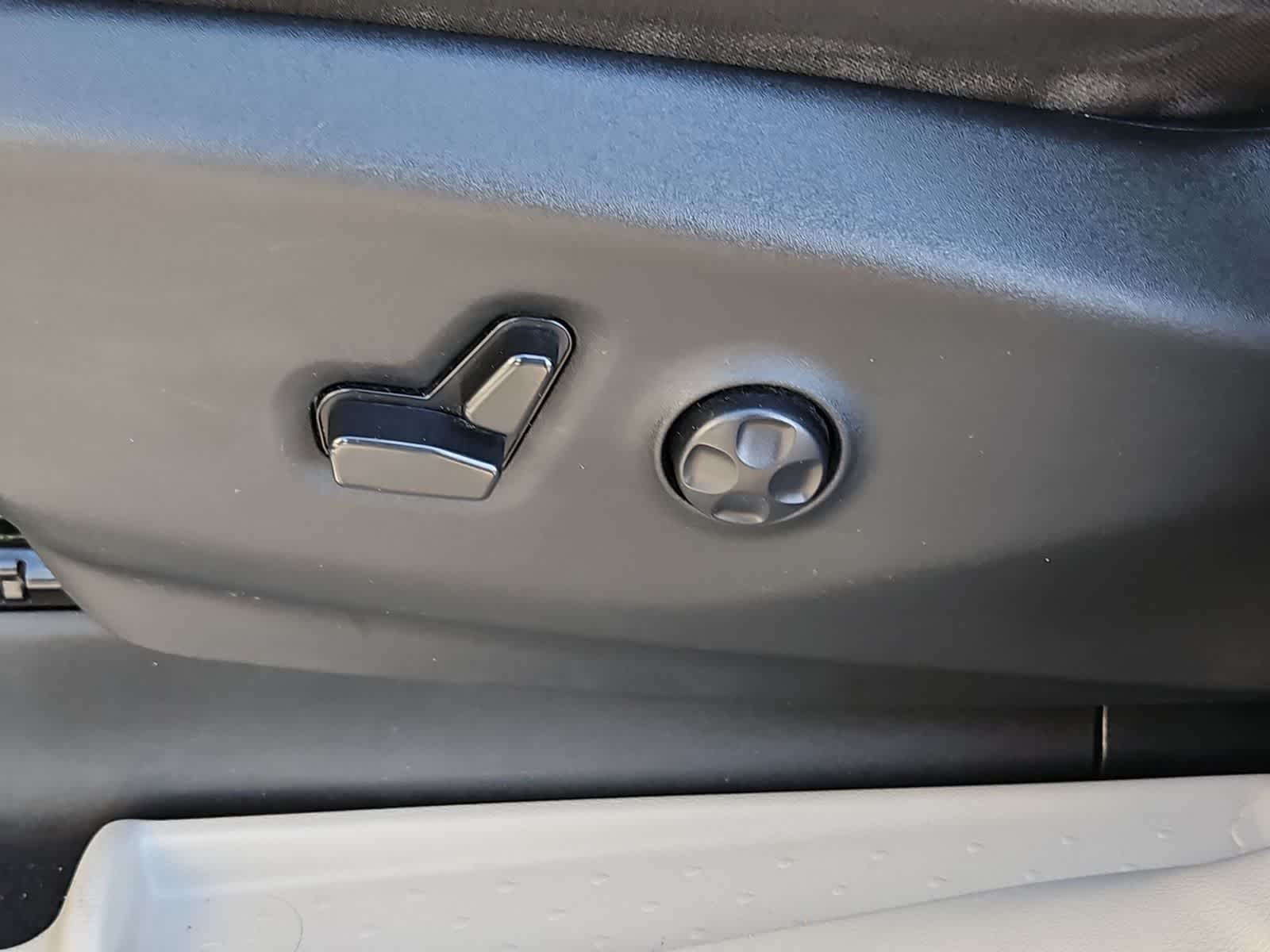 Thumbnail: 2023 Chrysler Voyager - 18