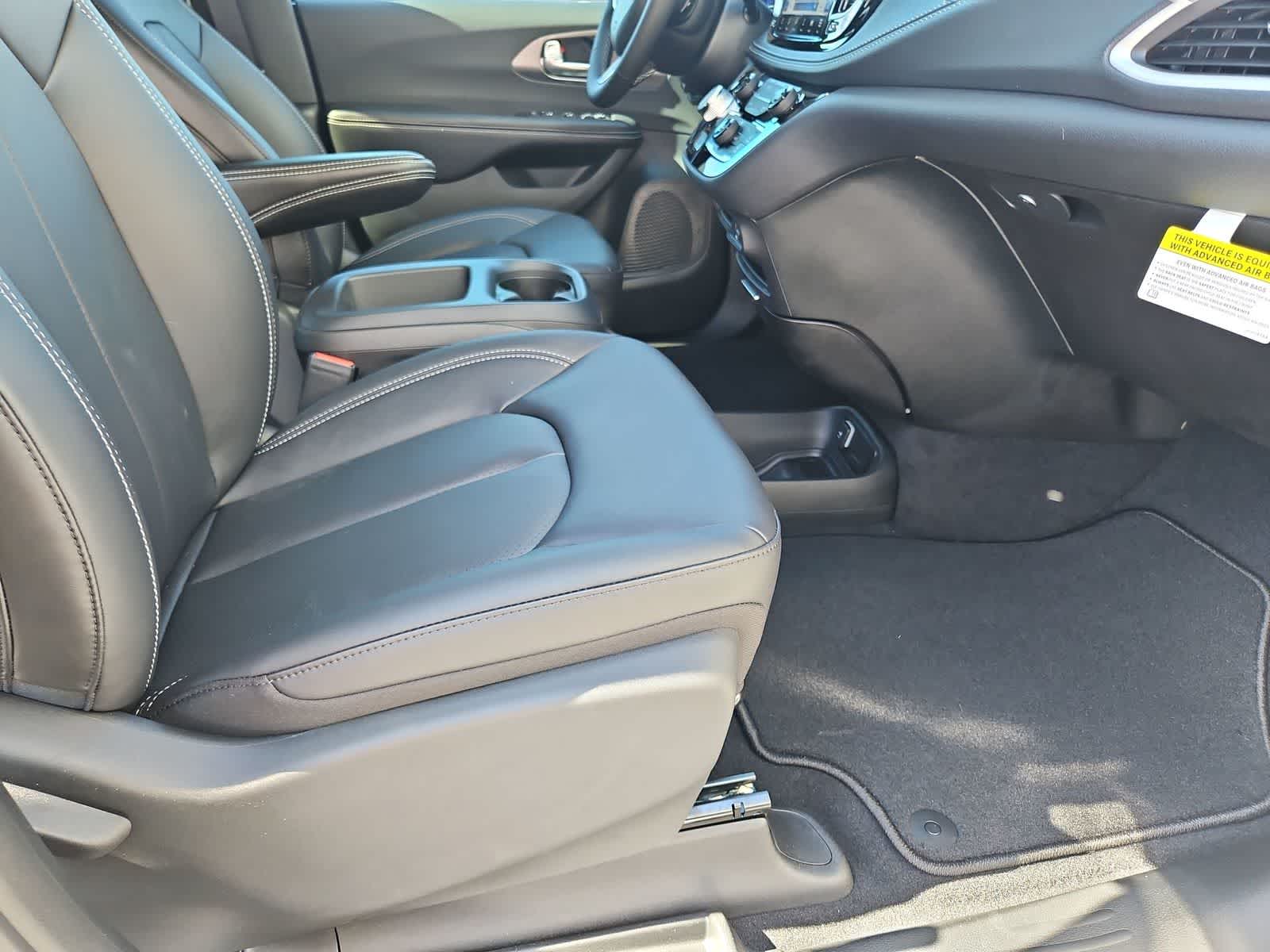 Thumbnail: 2026 Chrysler Pacifica - 21