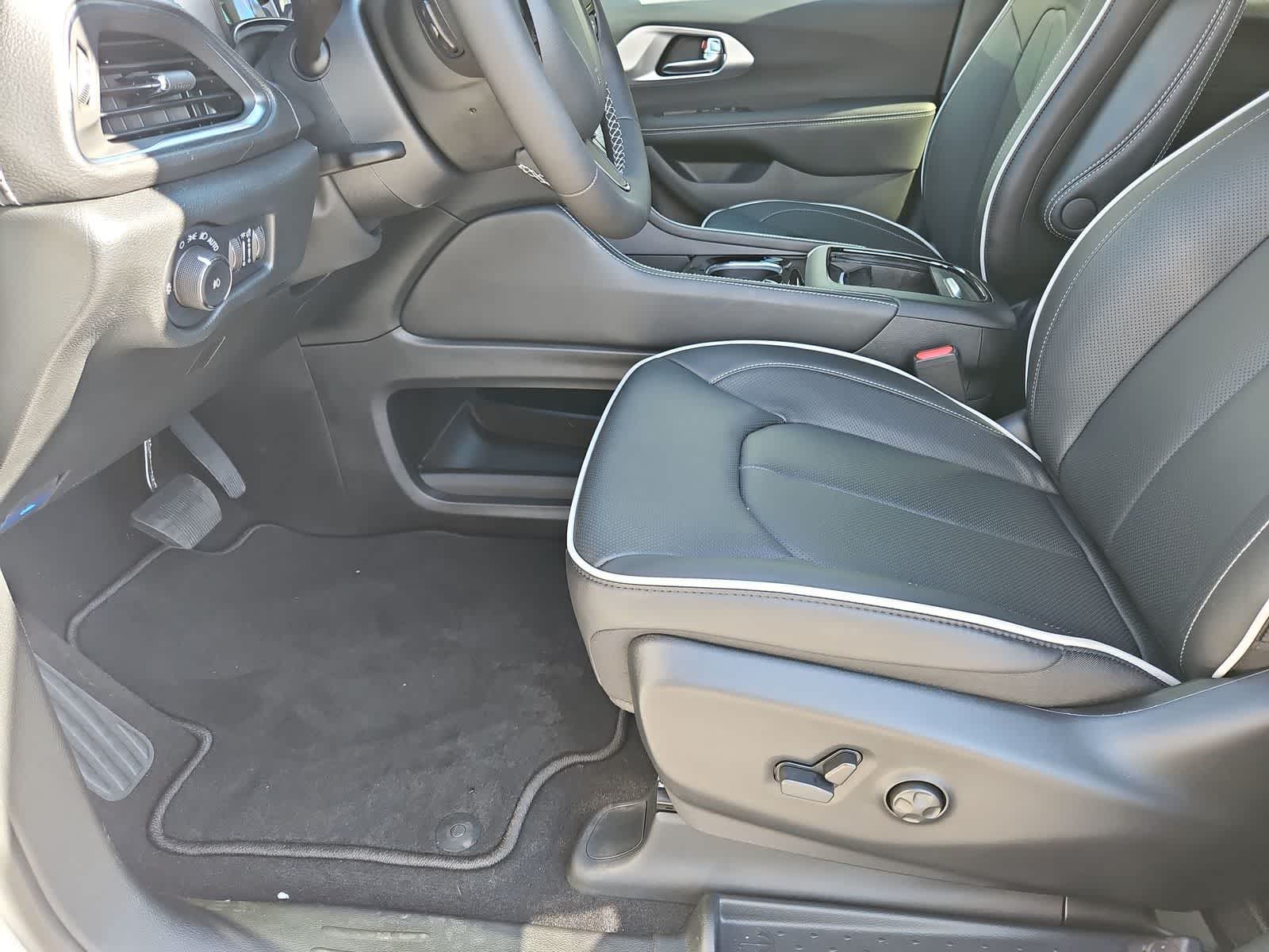 Thumbnail: 2026 Chrysler Pacifica - 16