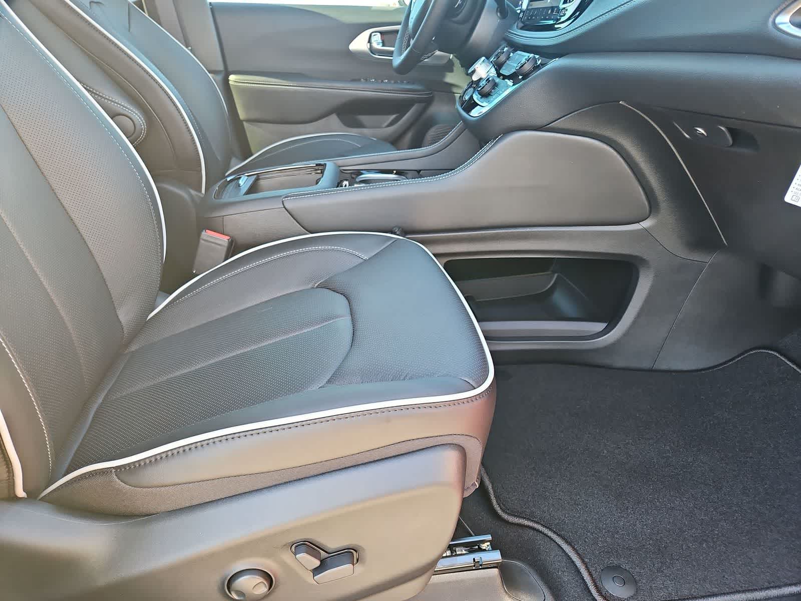 Thumbnail: 2026 Chrysler Pacifica - 21