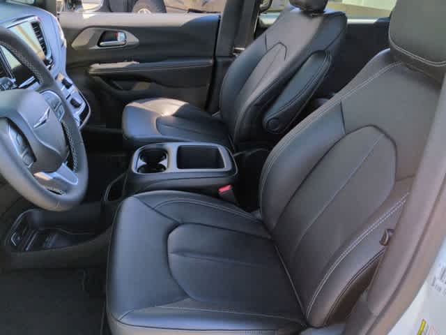 Thumbnail: 2026 Chrysler Pacifica - 17