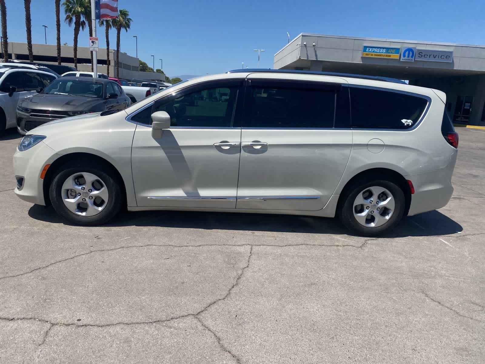 2017 Chrysler Pacifica  9