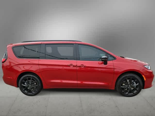 Thumbnail: 2026 Chrysler Pacifica - 9