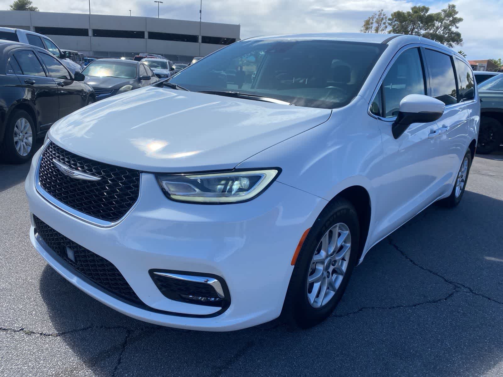 2023 Chrysler Pacifica Touring L's photo