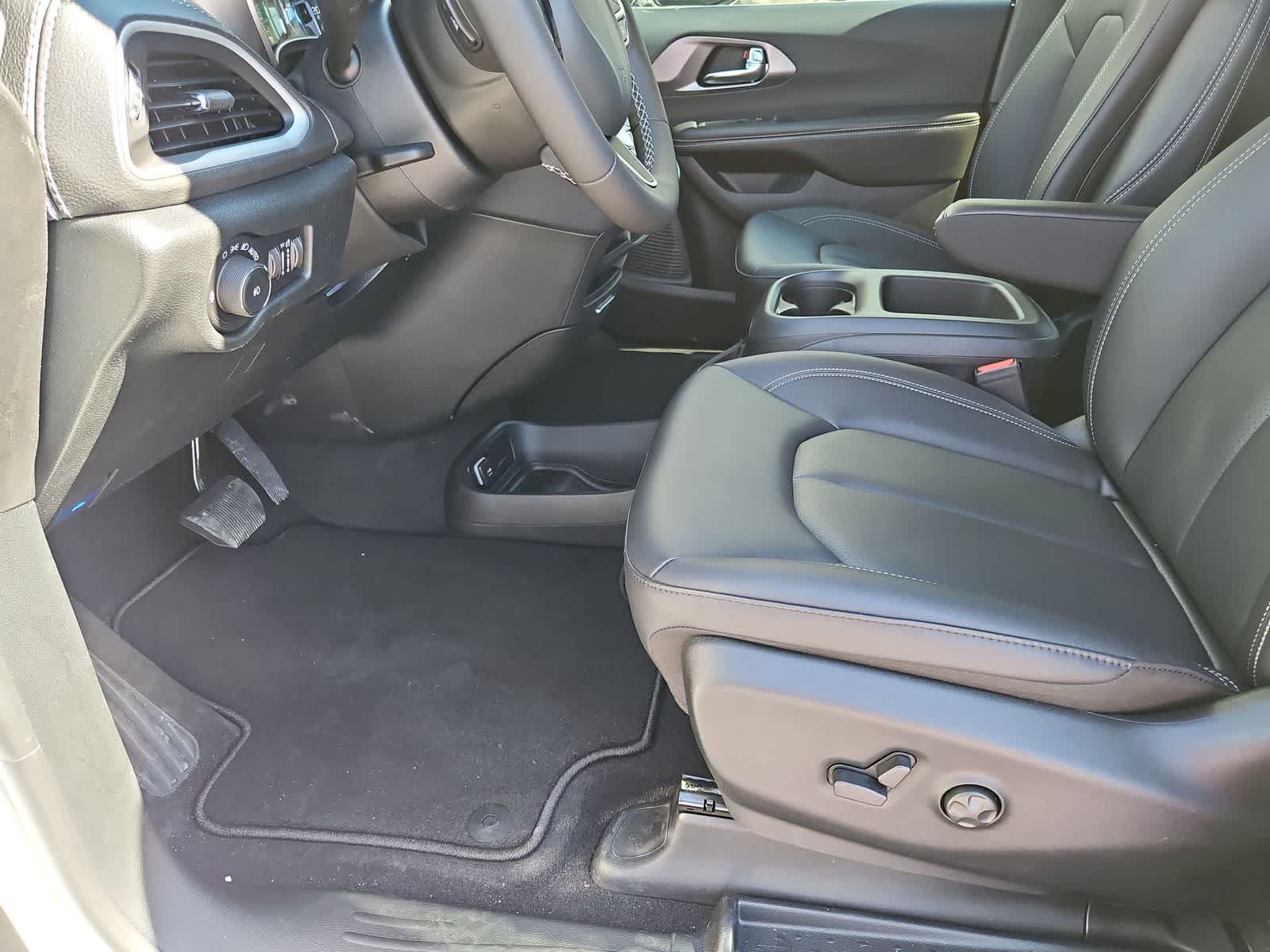 Thumbnail: 2026 Chrysler Pacifica - 16