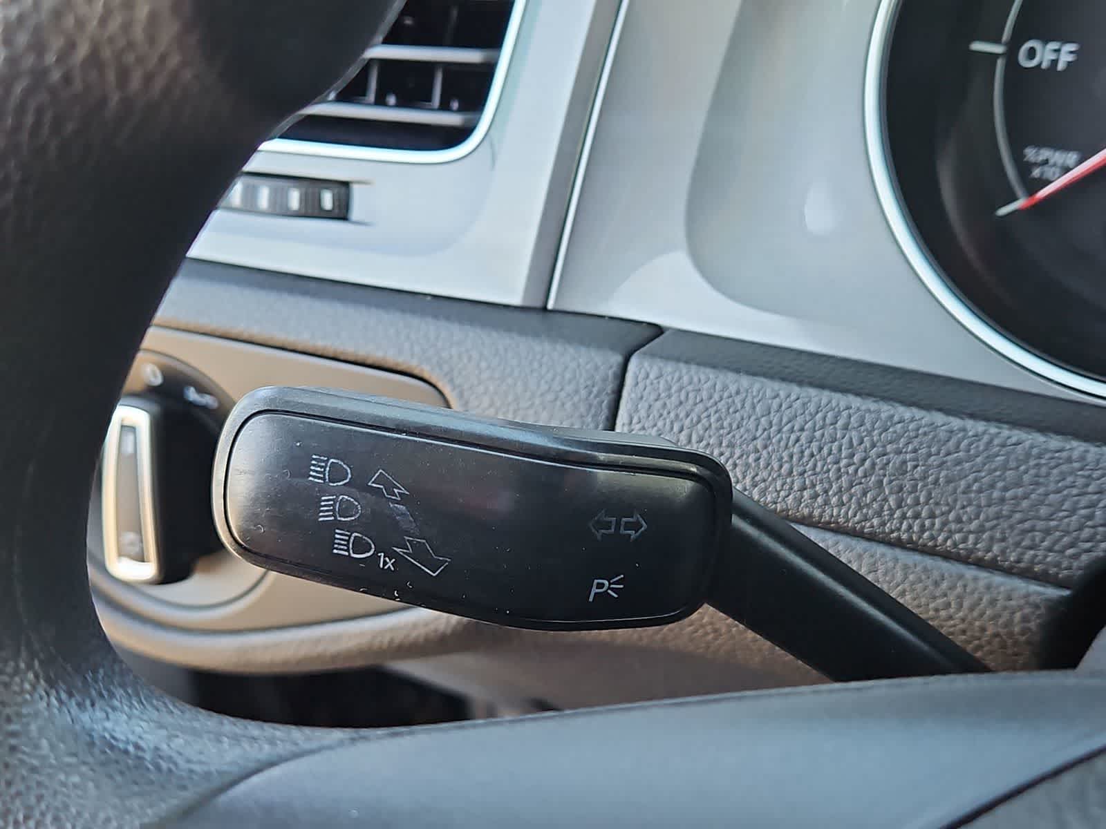 Thumbnail: 2016 Volkswagen e-Golf - 22
