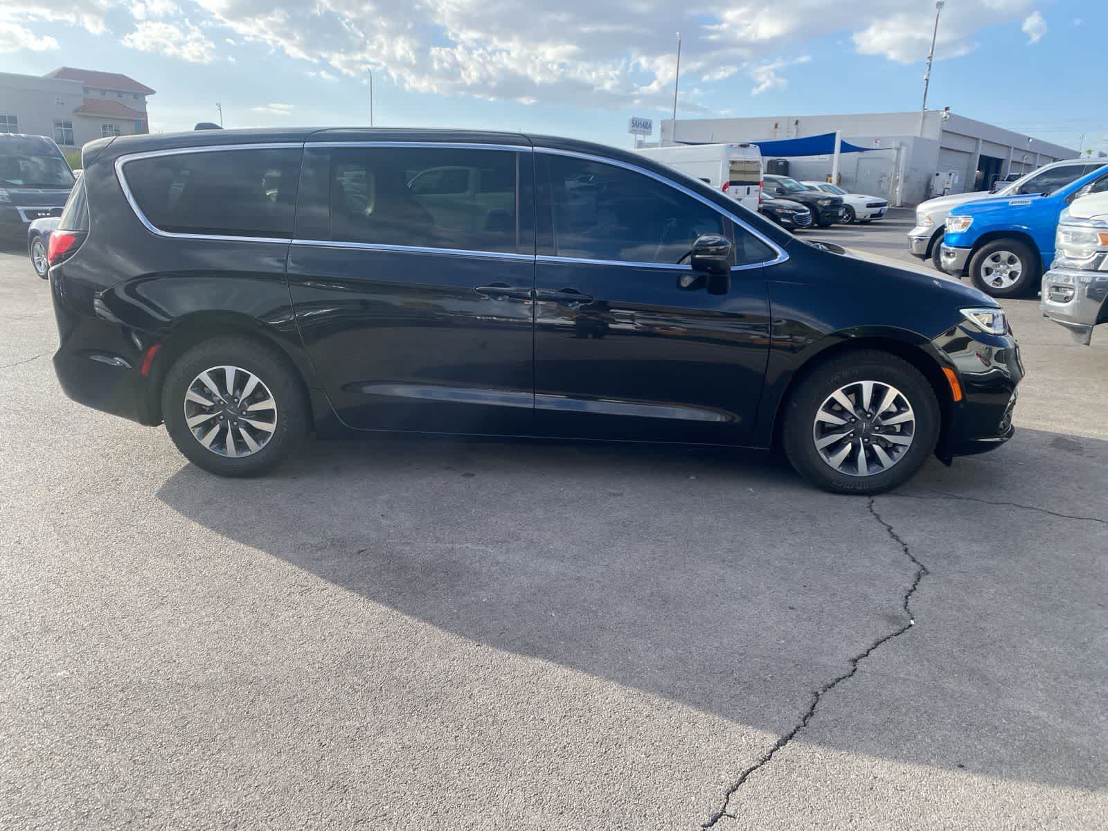 Thumbnail: 2023 Chrysler Pacifica - 4