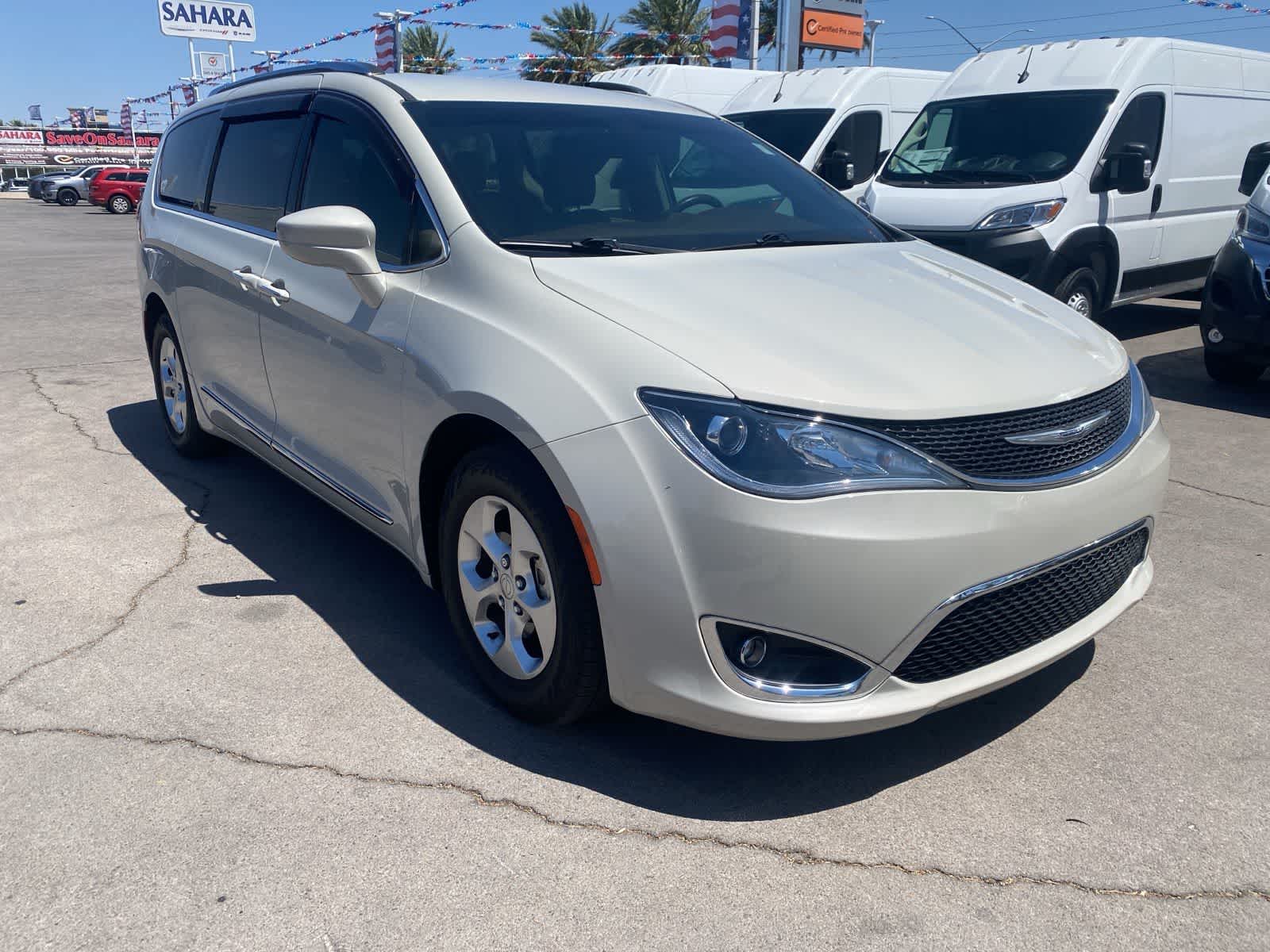 2017 Chrysler Pacifica  3