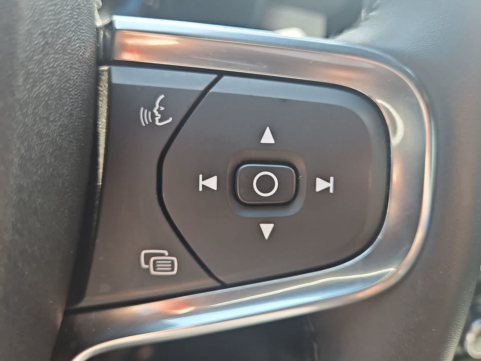 Thumbnail: 2024 Volvo XC40 - 24