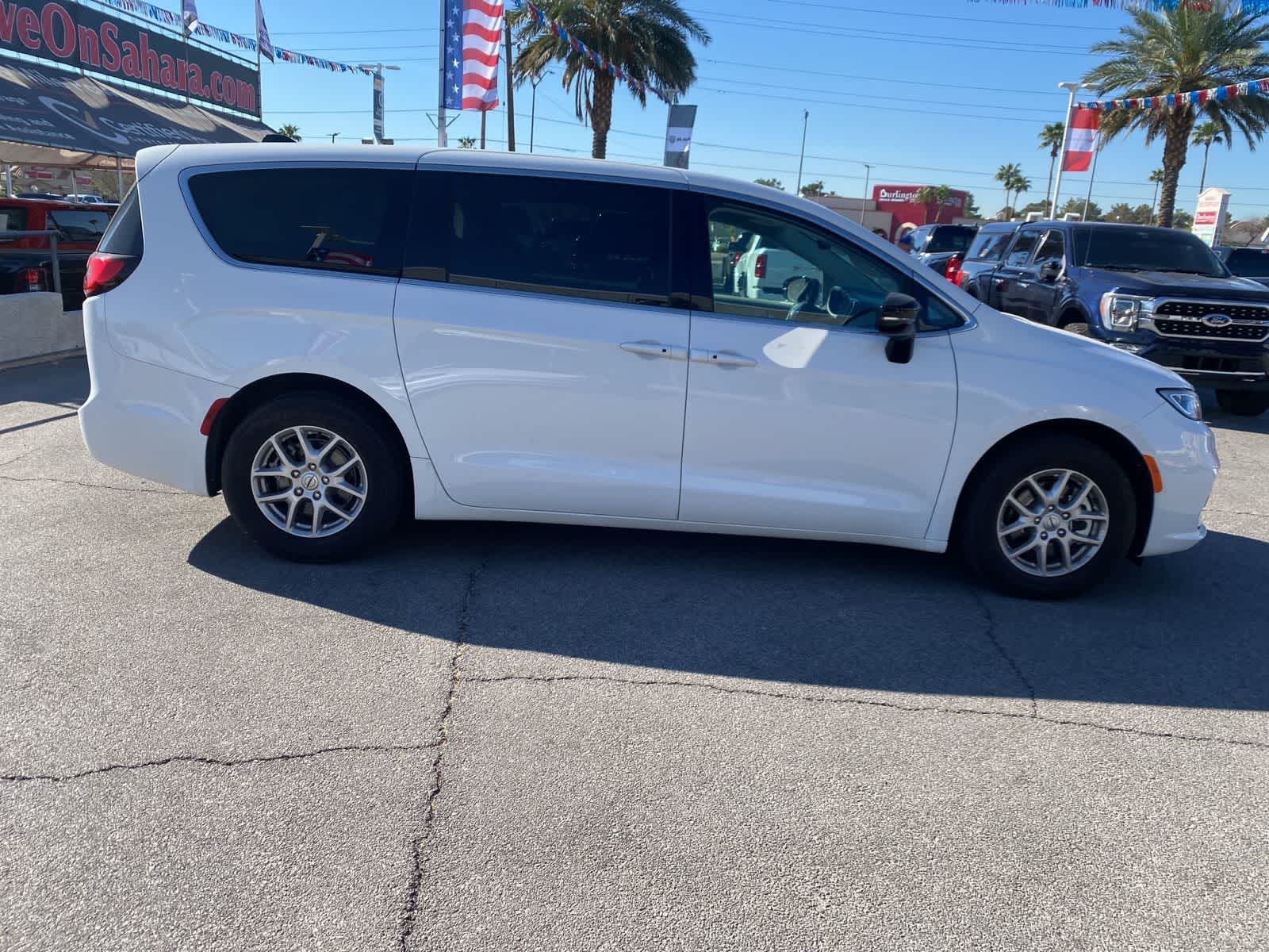 Thumbnail: 2024 Chrysler Pacifica - 5