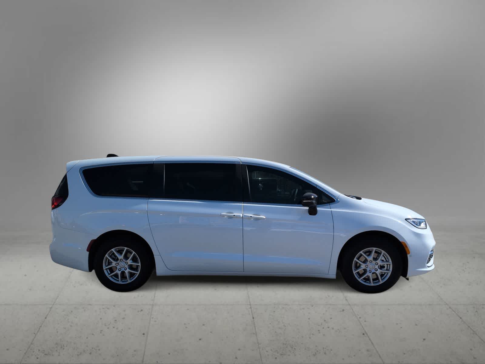 Thumbnail: 2026 Chrysler Pacifica - 9