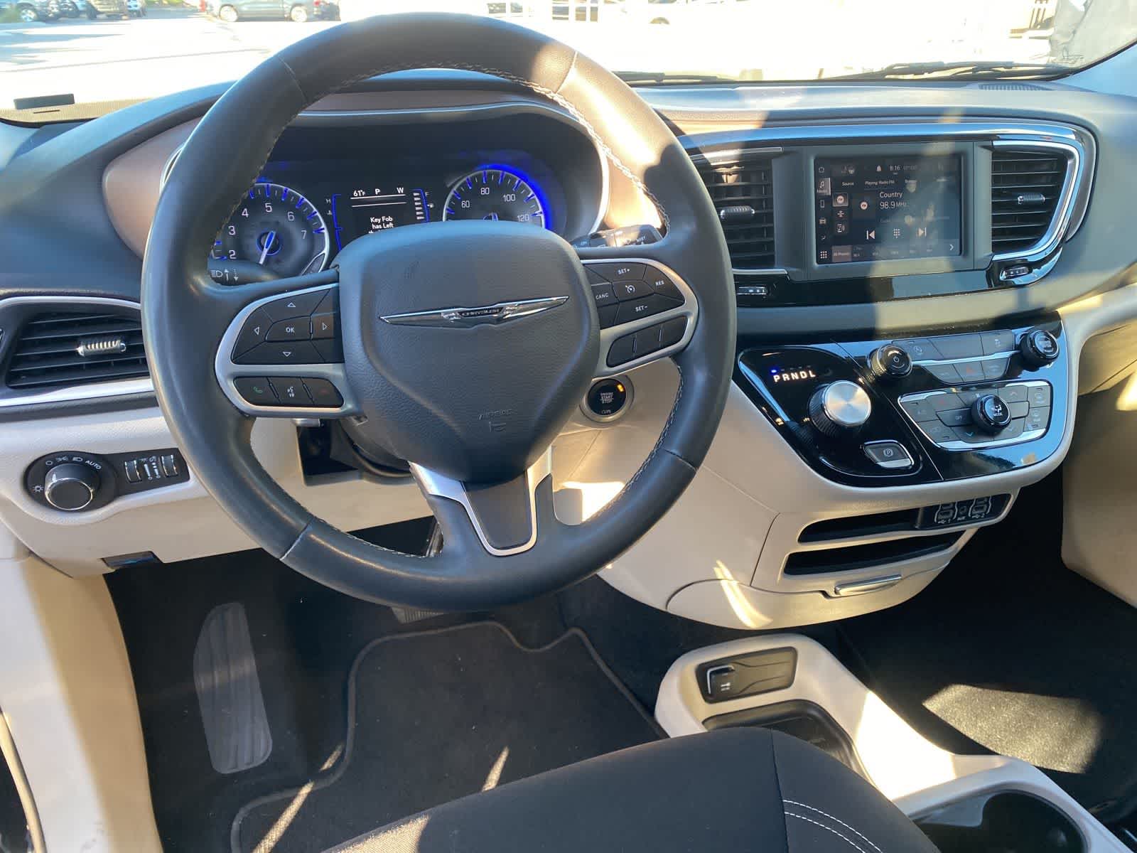 Thumbnail: 2023 Chrysler Voyager - 11