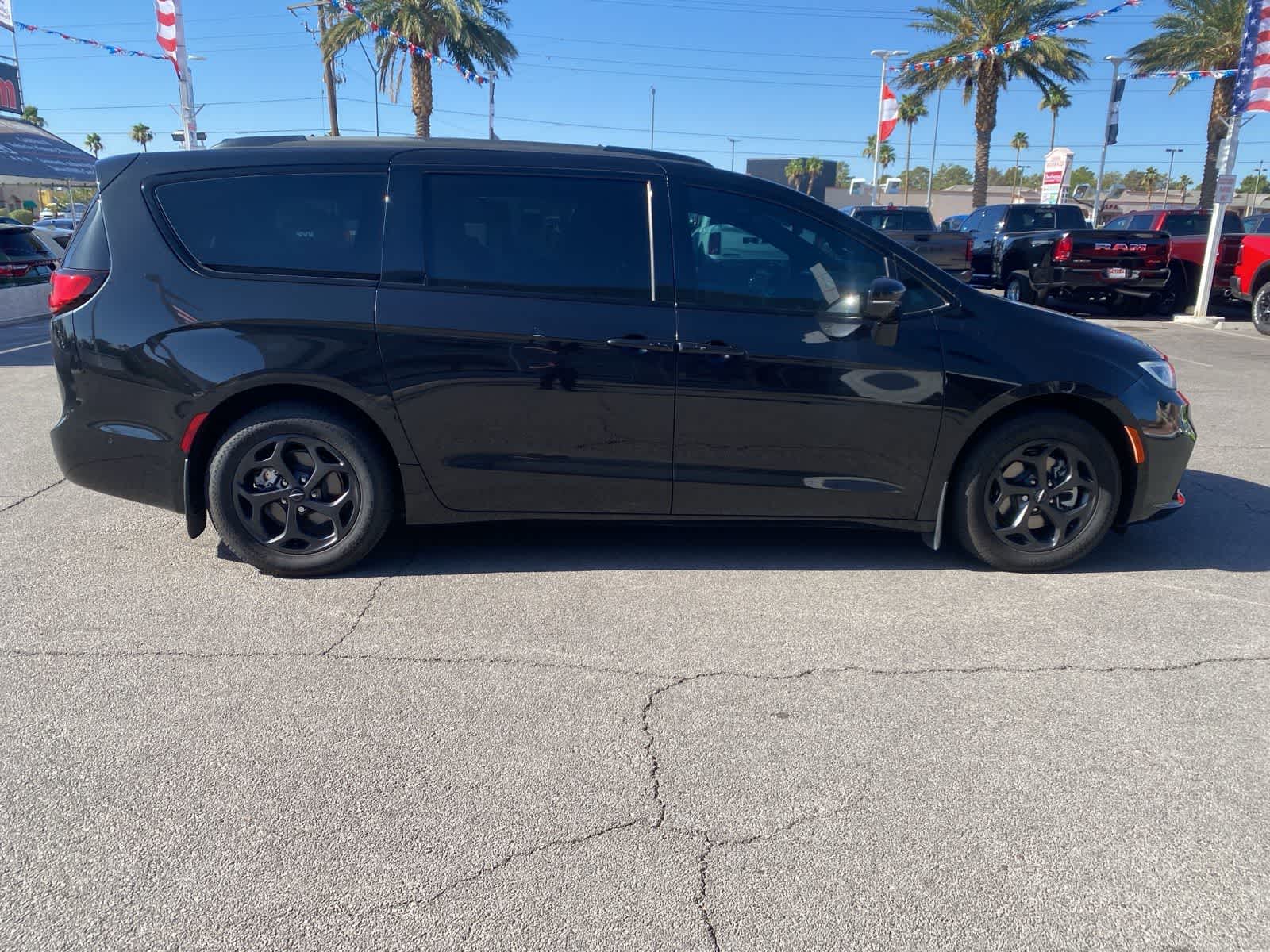 Thumbnail: 2021 Chrysler Pacifica - 4