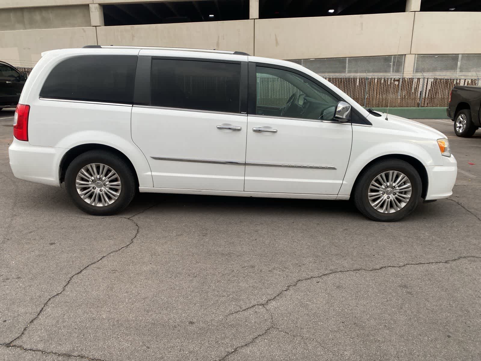 Thumbnail: 2014 Chrysler Town & Country - 4