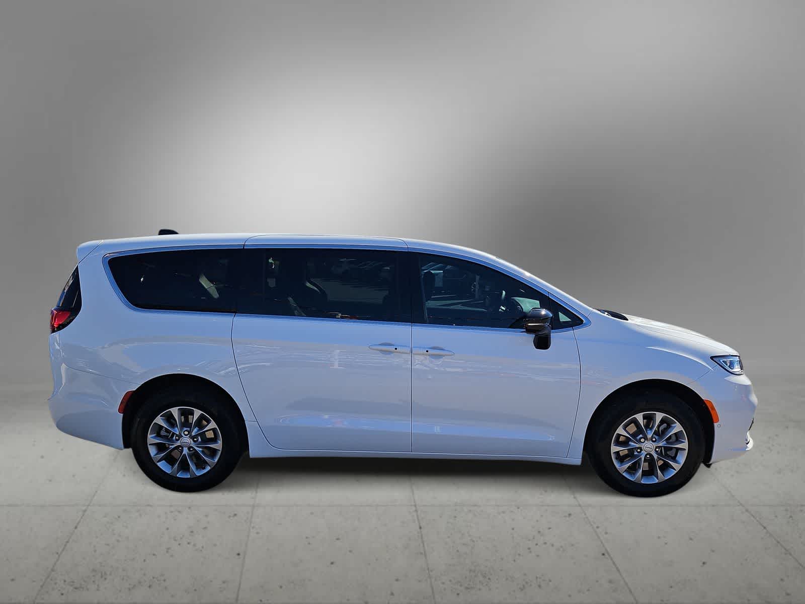 Thumbnail: 2026 Chrysler Pacifica - 9