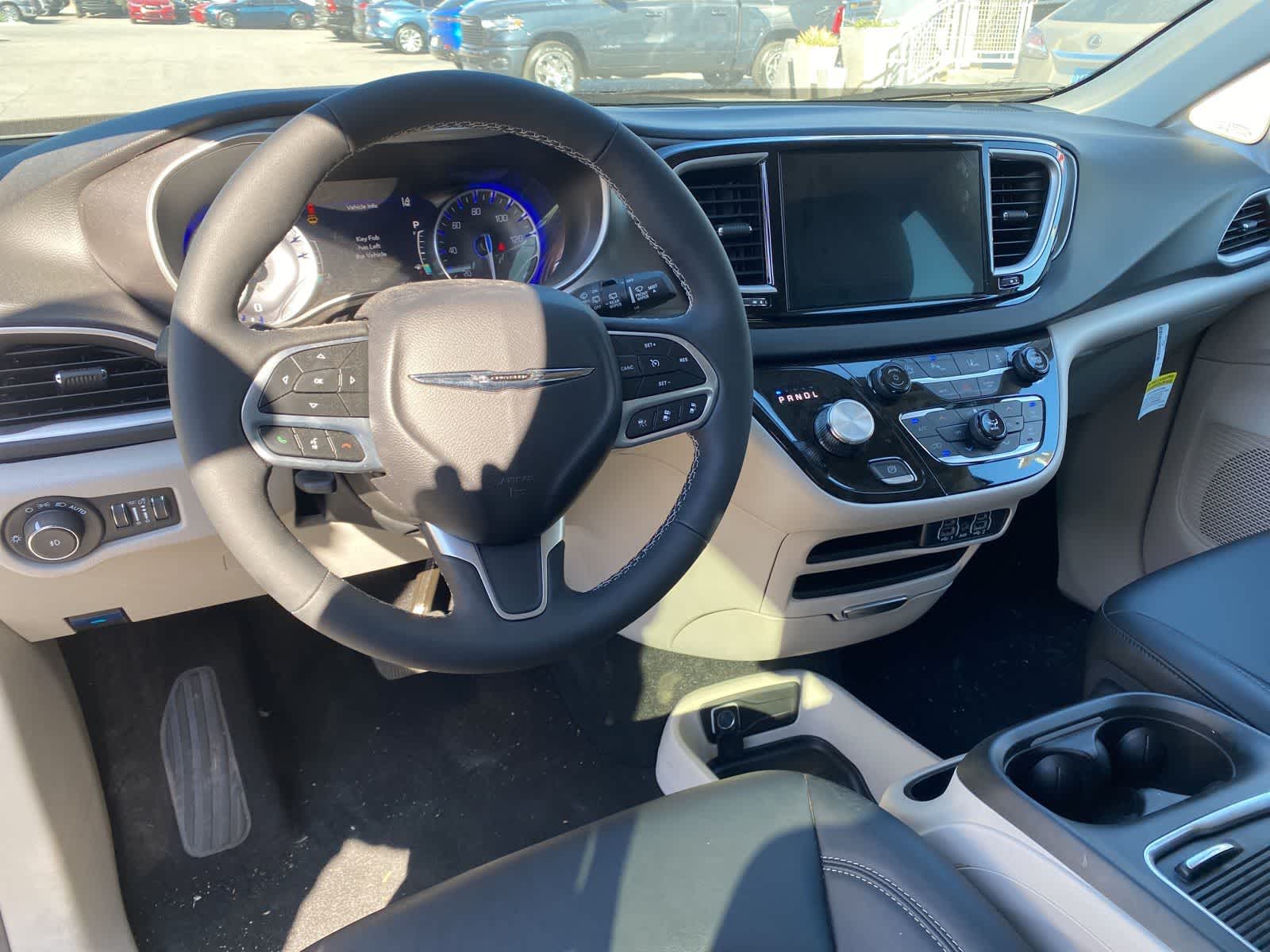 Thumbnail: 2024 Chrysler Pacifica - 11