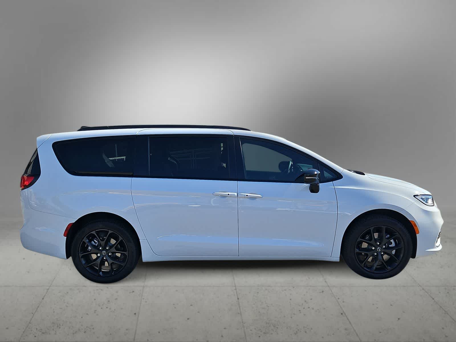 Thumbnail: 2026 Chrysler Pacifica - 9