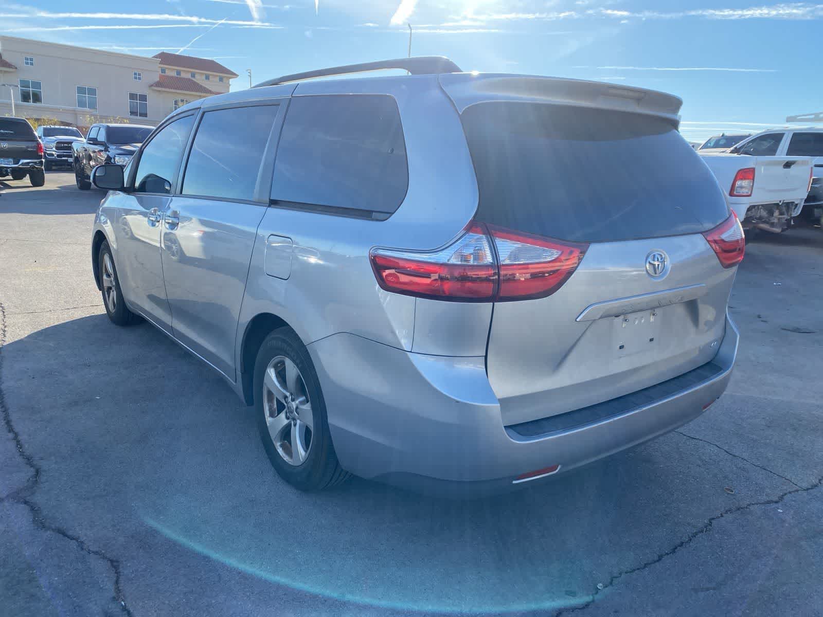 Thumbnail: 2017 Toyota Sienna - 8