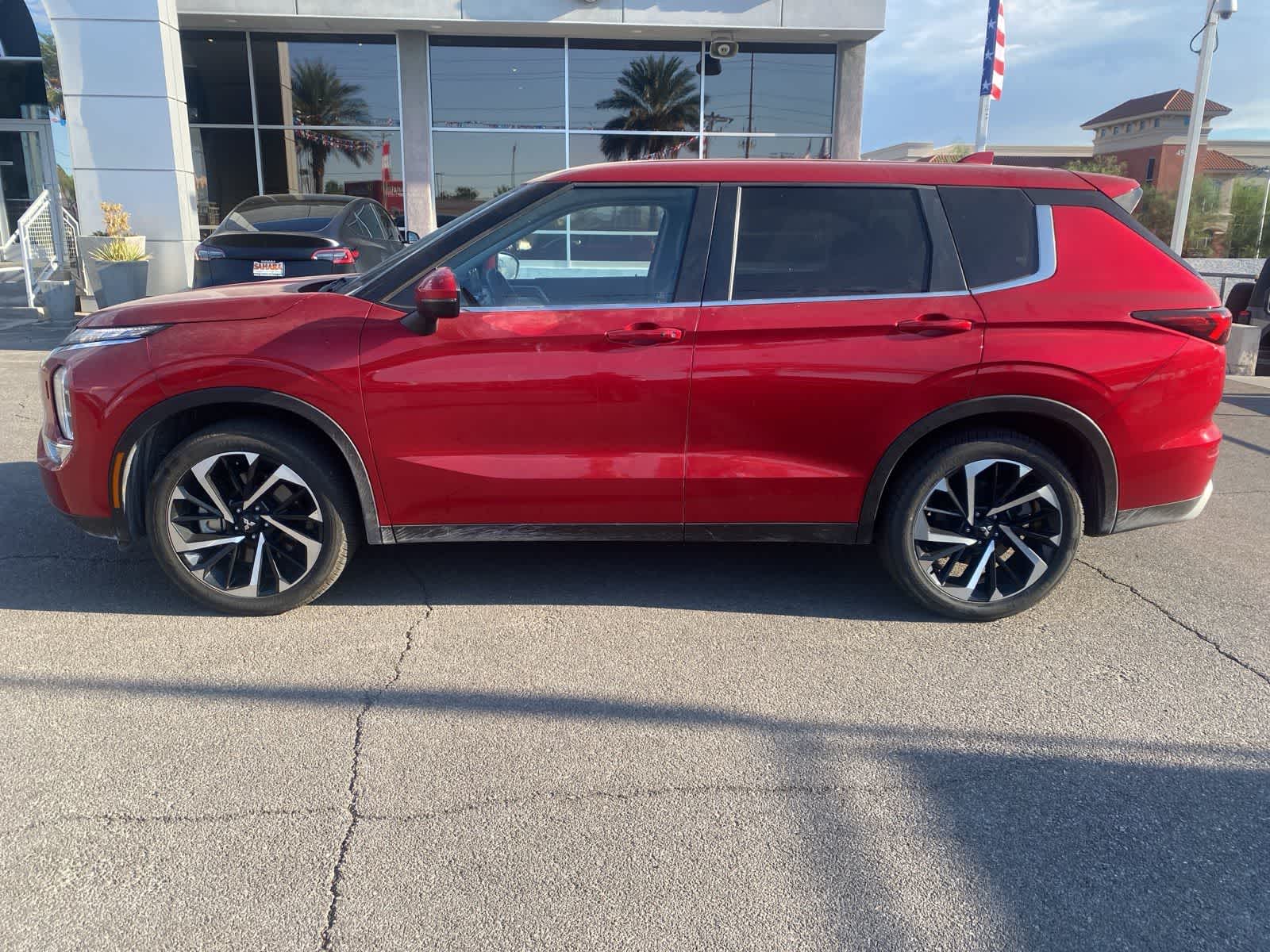 Thumbnail: 2024 Mitsubishi Outlander - 9