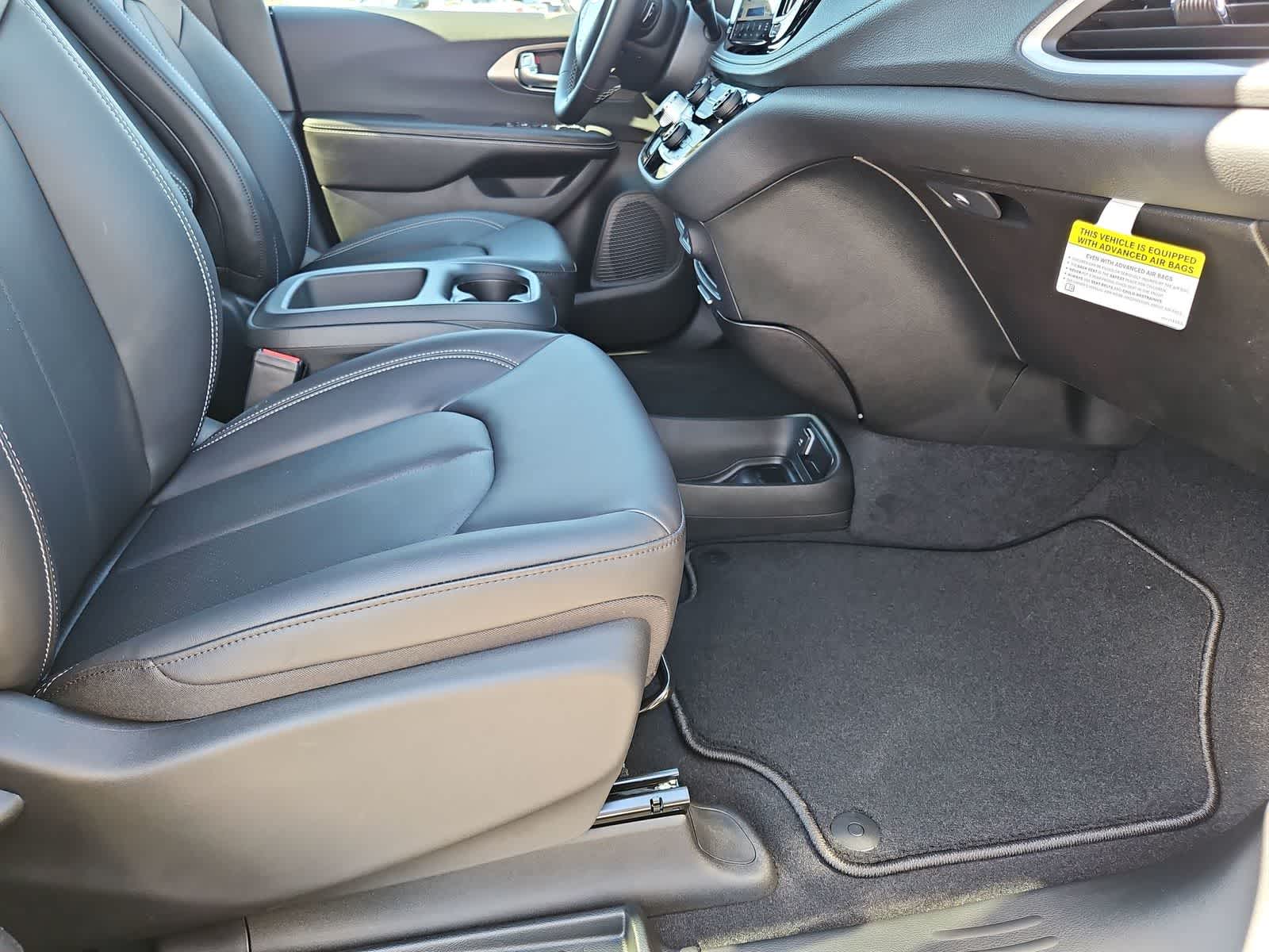 Thumbnail: 2026 Chrysler Pacifica - 21