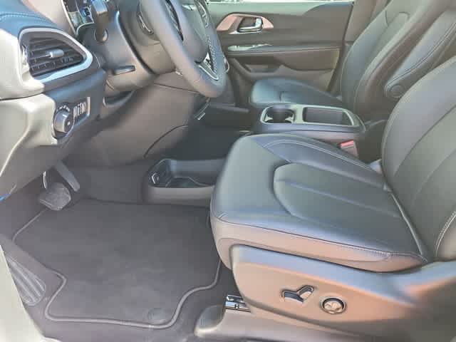 Thumbnail: 2026 Chrysler Pacifica - 16