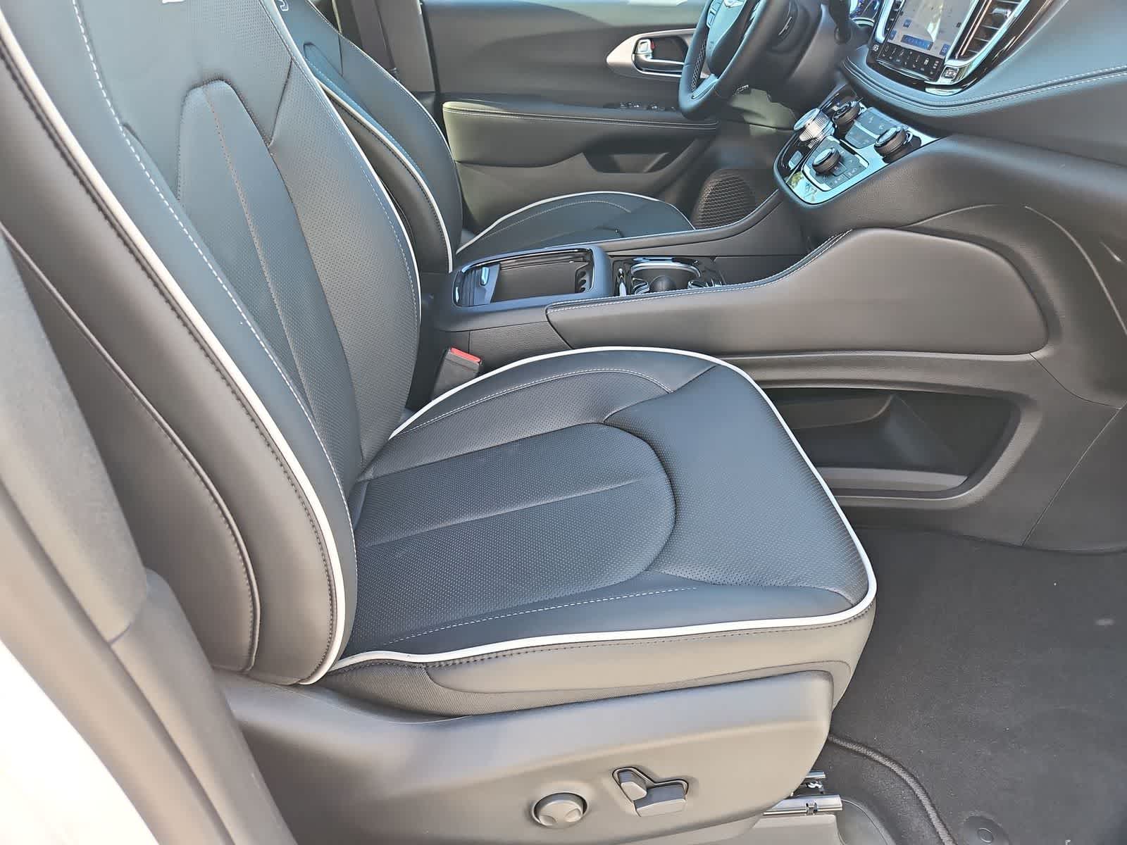 Thumbnail: 2026 Chrysler Pacifica - 21