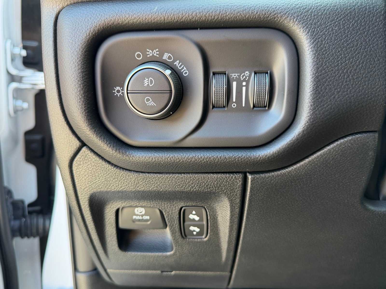 Thumbnail: 2026 RAM 1500 - 26