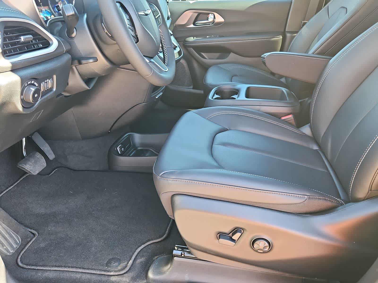 Thumbnail: 2026 Chrysler Pacifica - 16