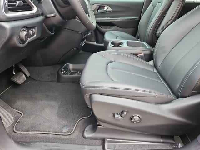 Thumbnail: 2026 Chrysler Pacifica - 16