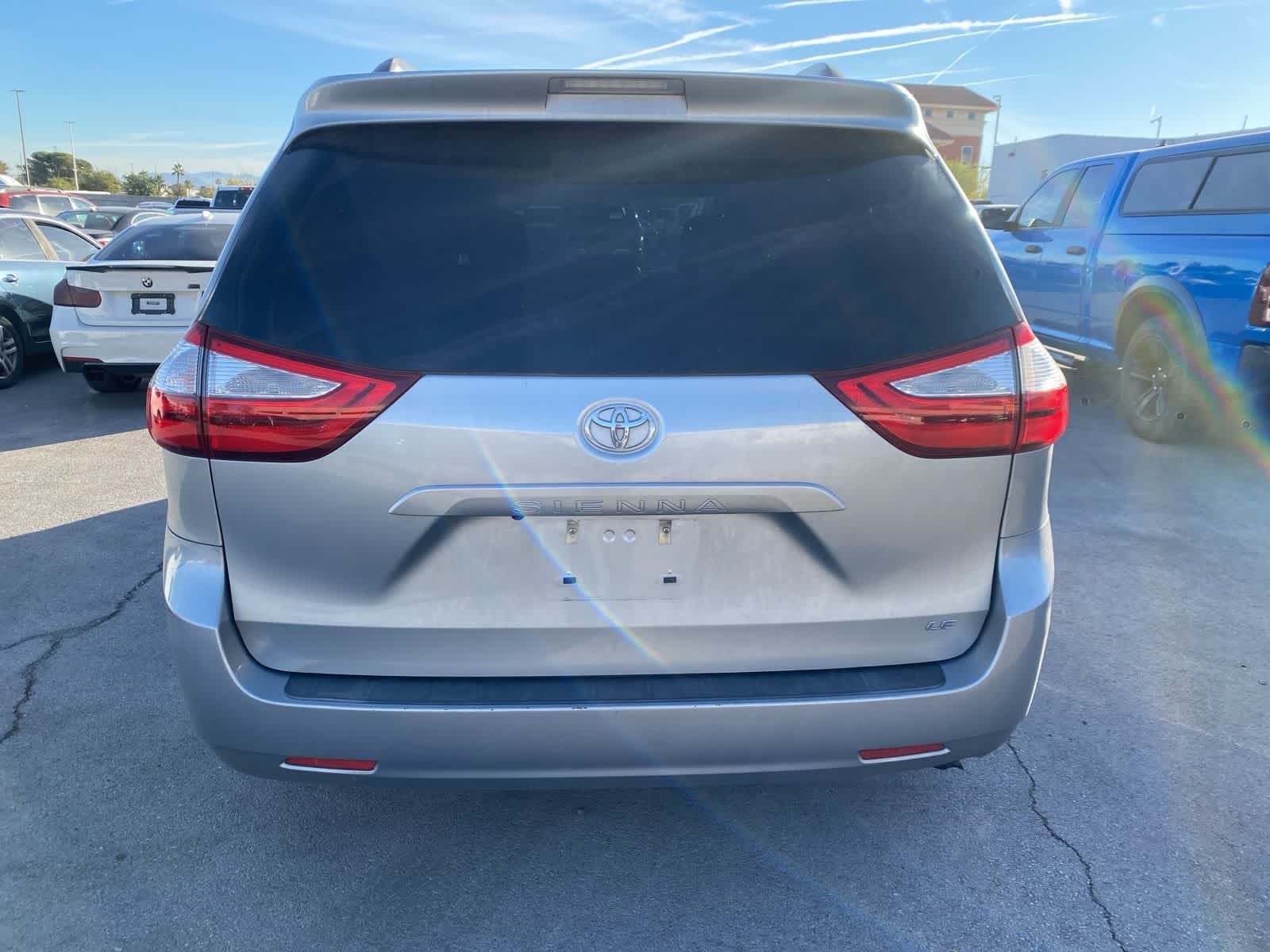 Thumbnail: 2017 Toyota Sienna - 7