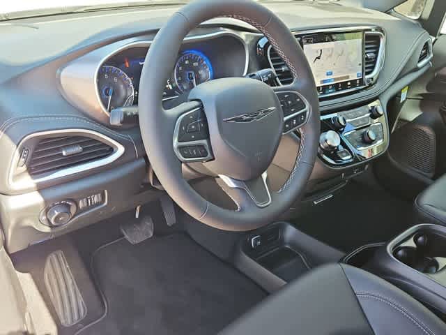Thumbnail: 2026 Chrysler Pacifica - 10