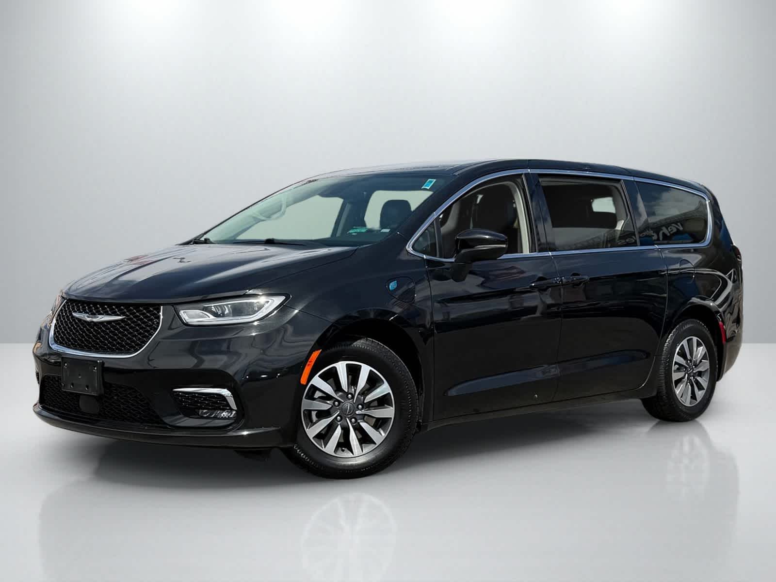 2023 Chrysler Pacifica Hybrid Touring L Hybrid's photo