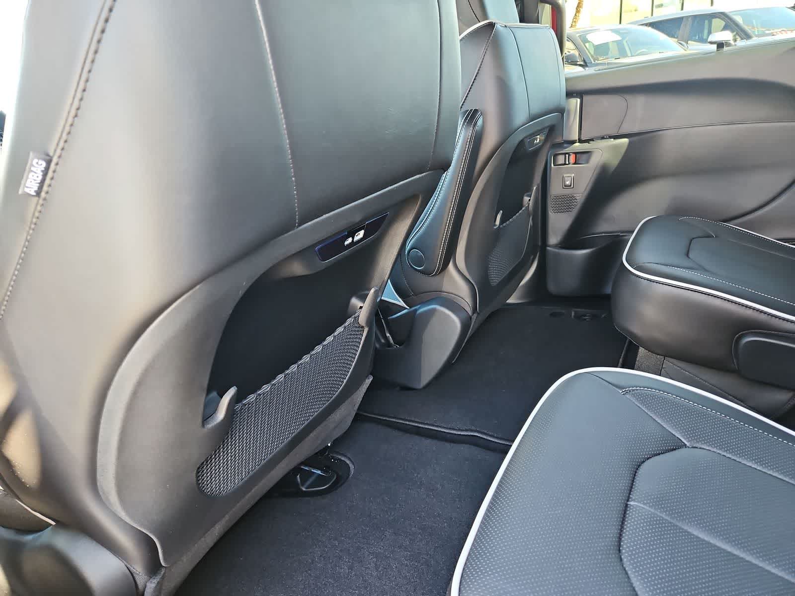 Thumbnail: 2026 Chrysler Pacifica - 18