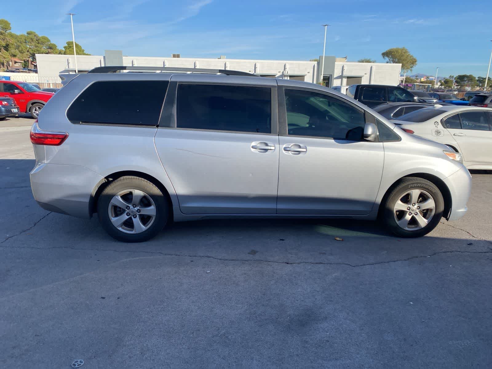 Thumbnail: 2017 Toyota Sienna - 4