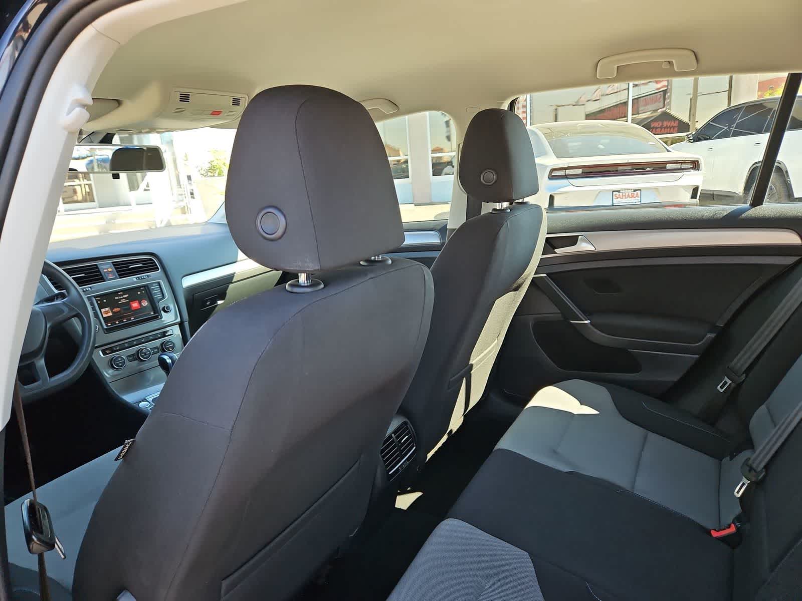 Thumbnail: 2016 Volkswagen e-Golf - 16