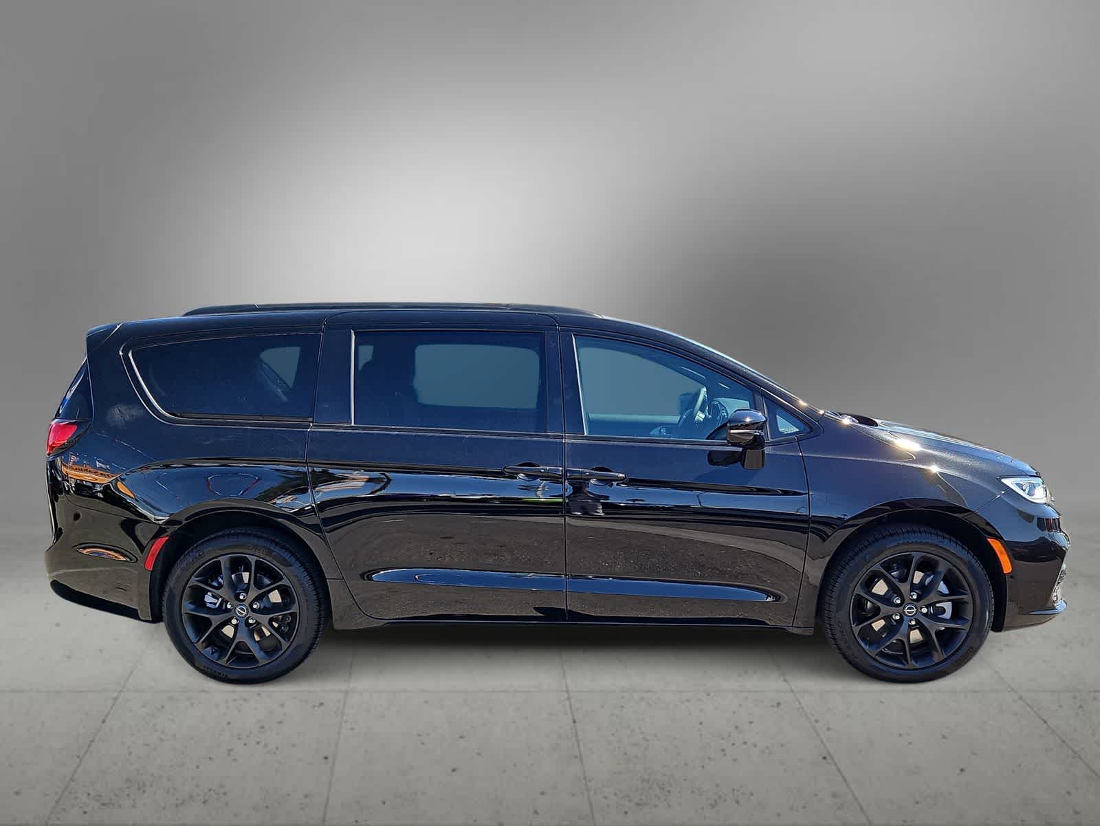 Thumbnail: 2026 Chrysler Pacifica - 9