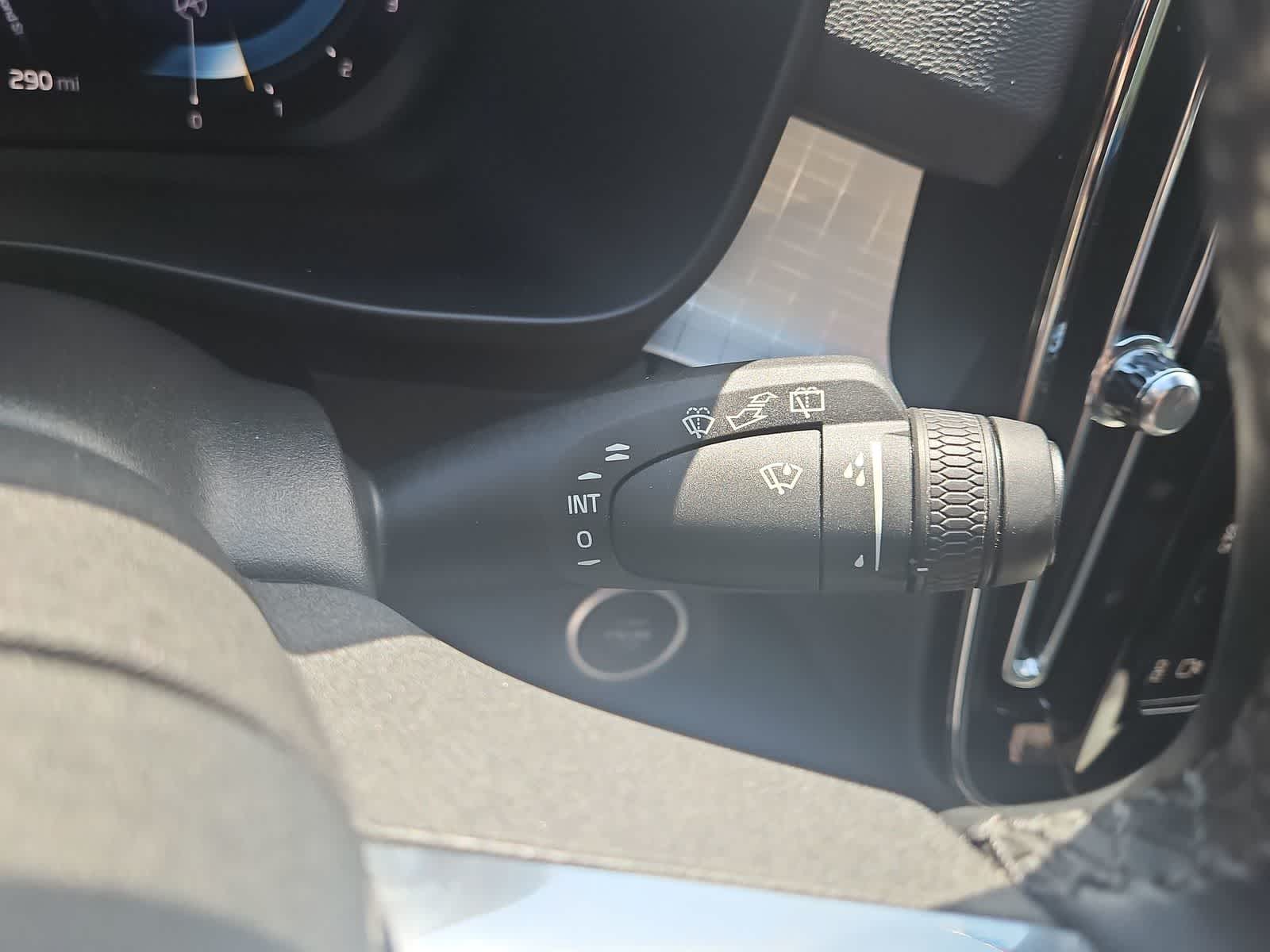 Thumbnail: 2024 Volvo XC40 - 25