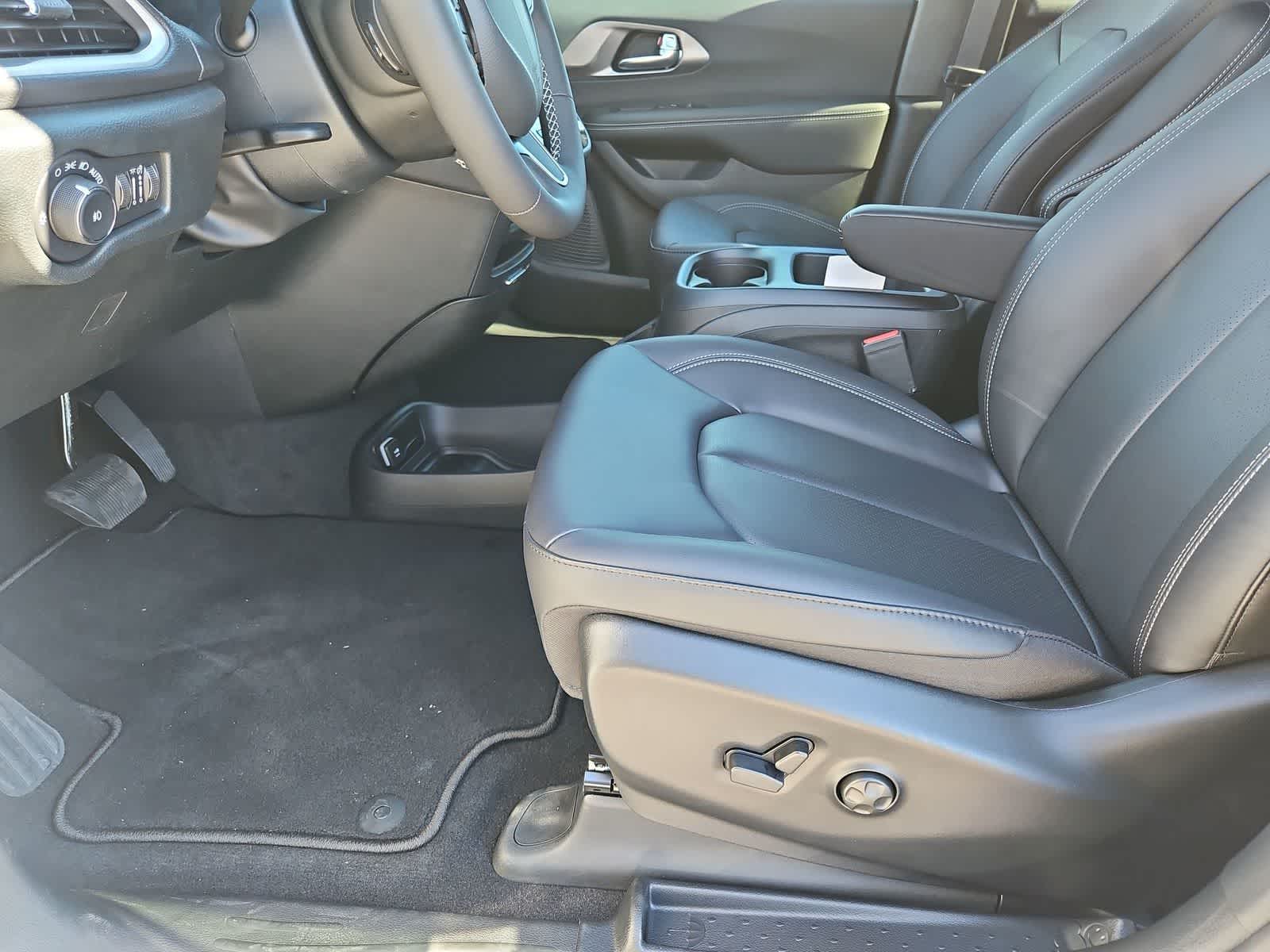 Thumbnail: 2026 Chrysler Pacifica - 16