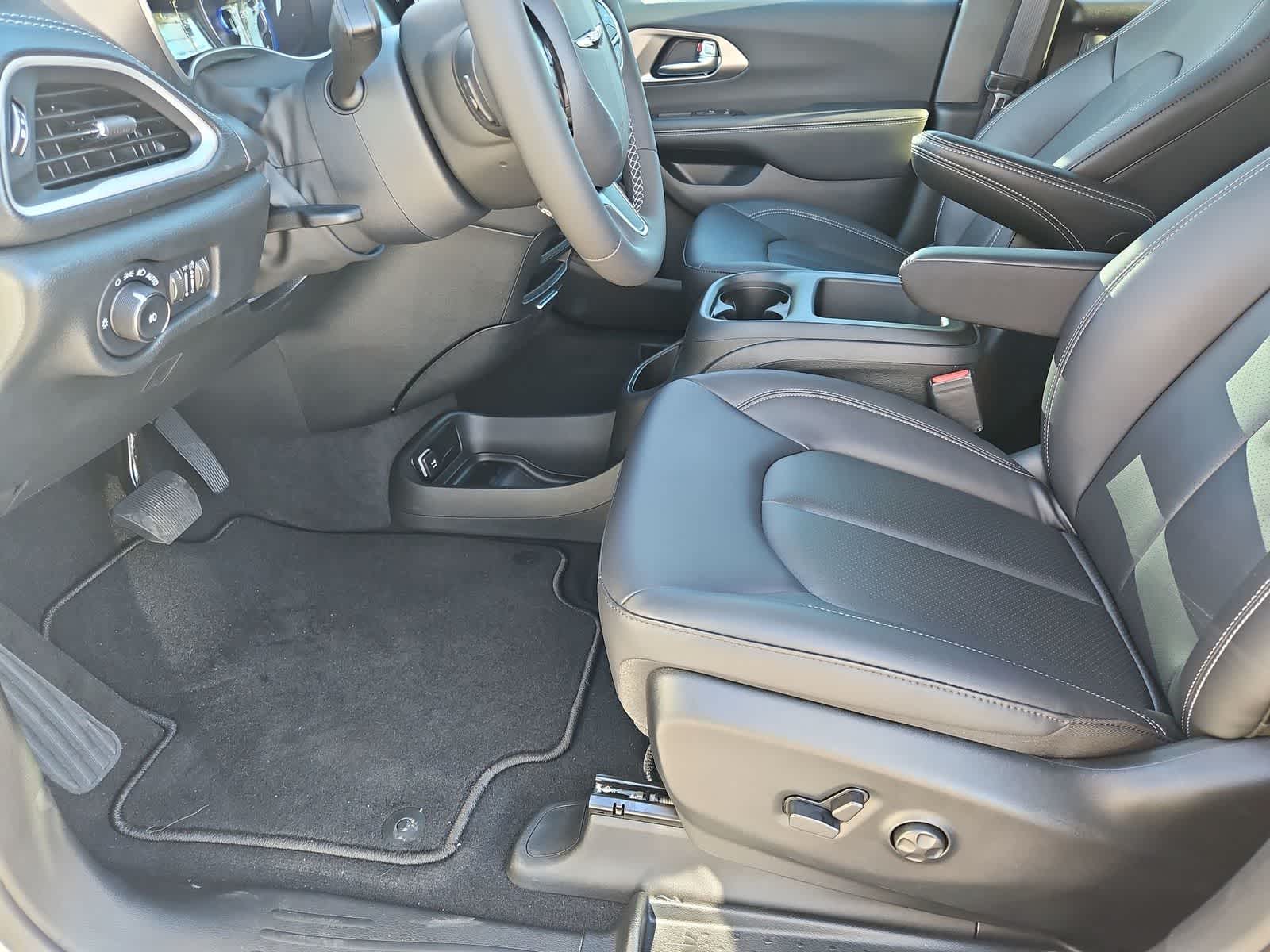 Thumbnail: 2026 Chrysler Pacifica - 16