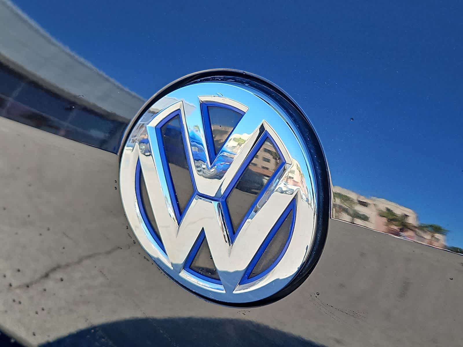 Thumbnail: 2016 Volkswagen e-Golf - 12