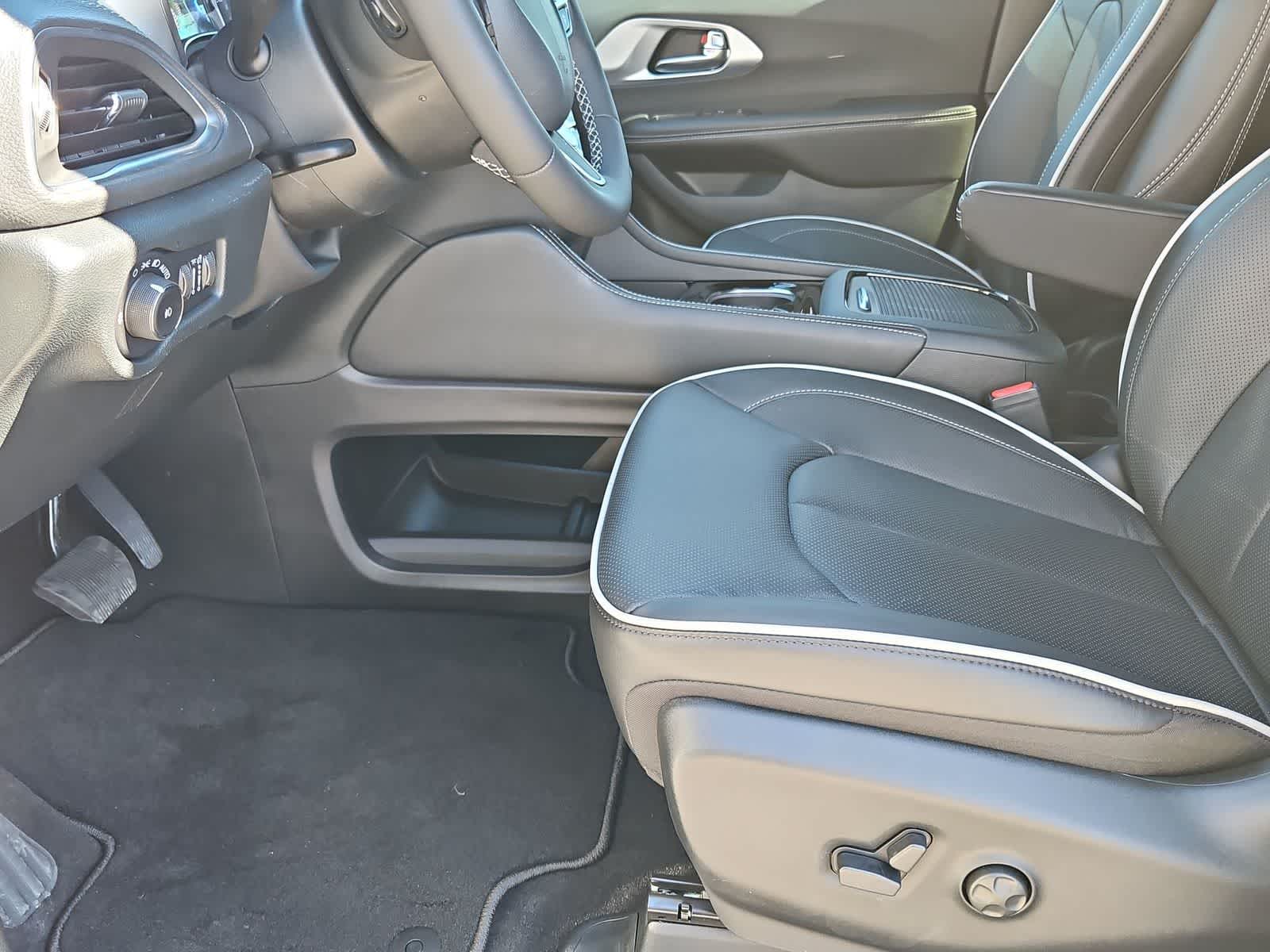 Thumbnail: 2026 Chrysler Pacifica - 16