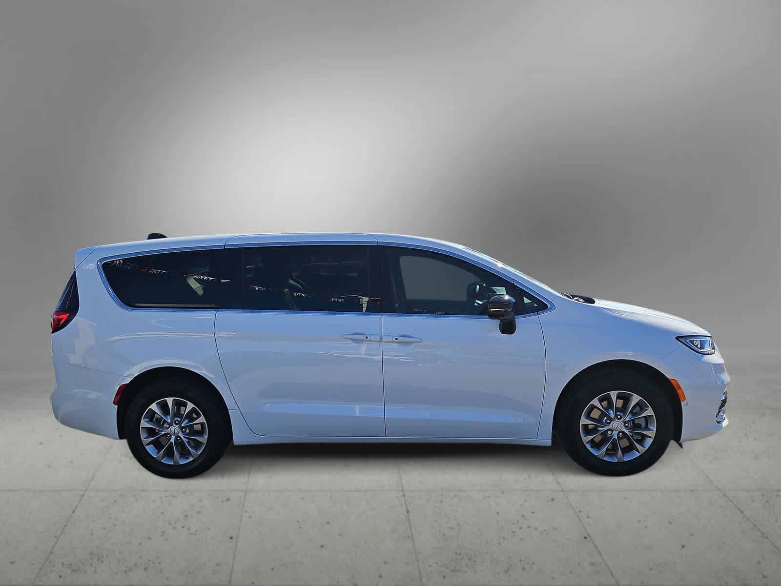 Thumbnail: 2026 Chrysler Pacifica - 9
