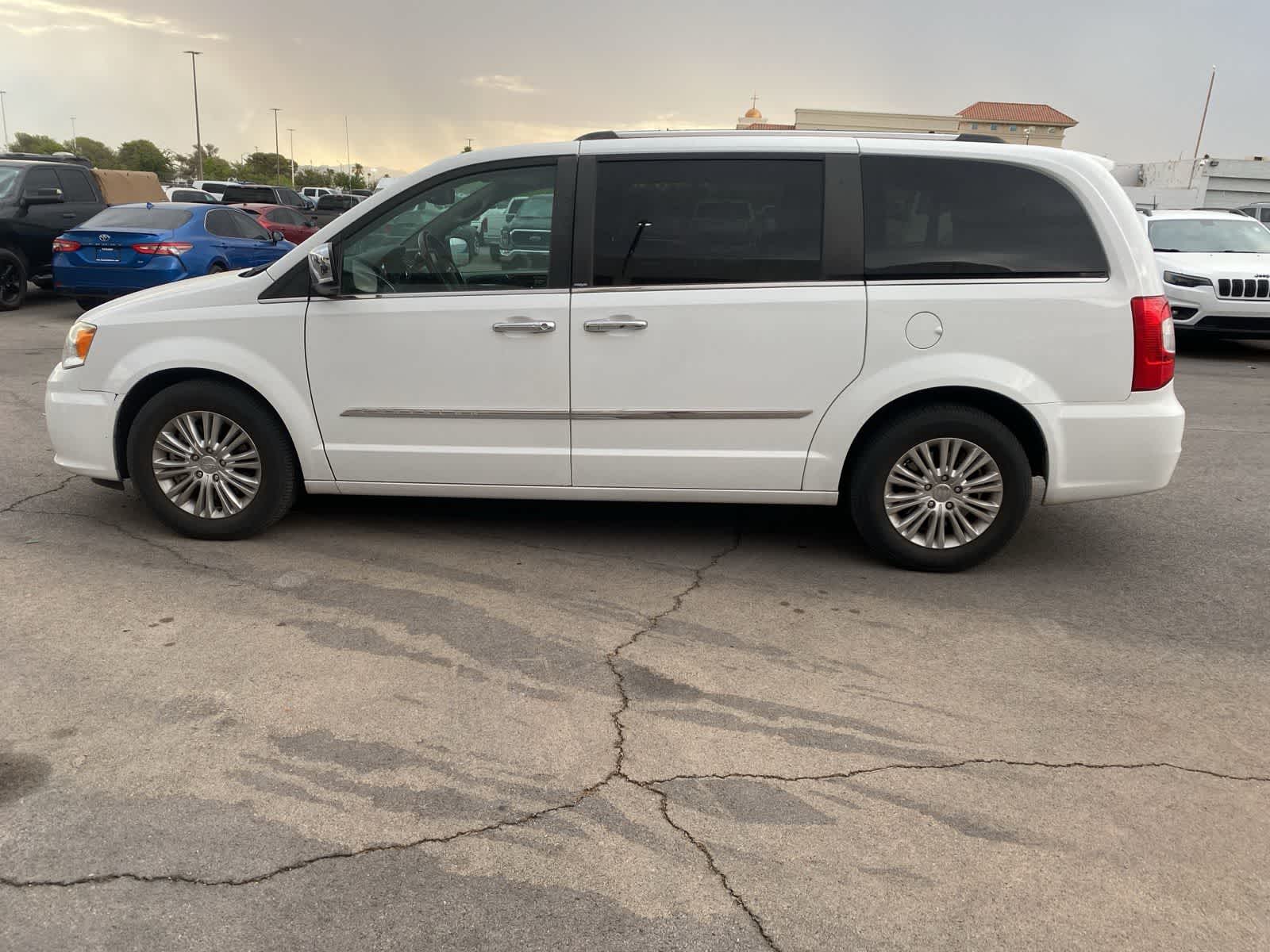 Thumbnail: 2014 Chrysler Town & Country - 9