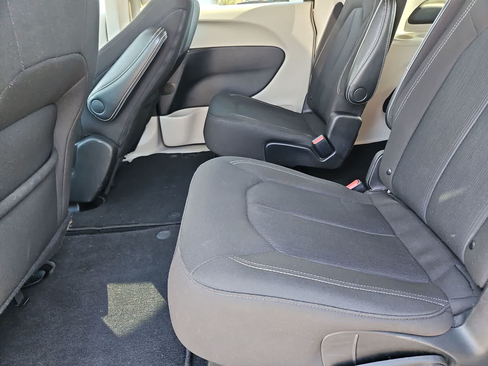 Thumbnail: 2023 Chrysler Voyager - 20