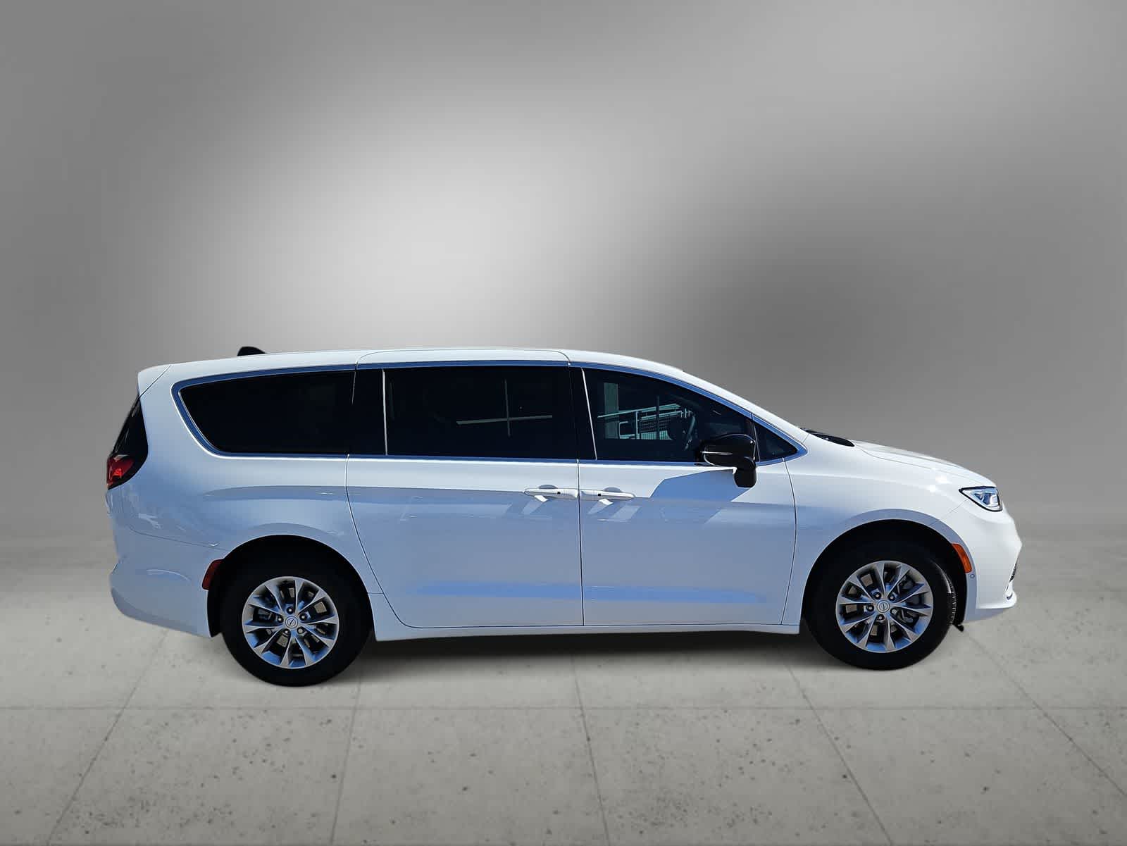 Thumbnail: 2026 Chrysler Pacifica - 9