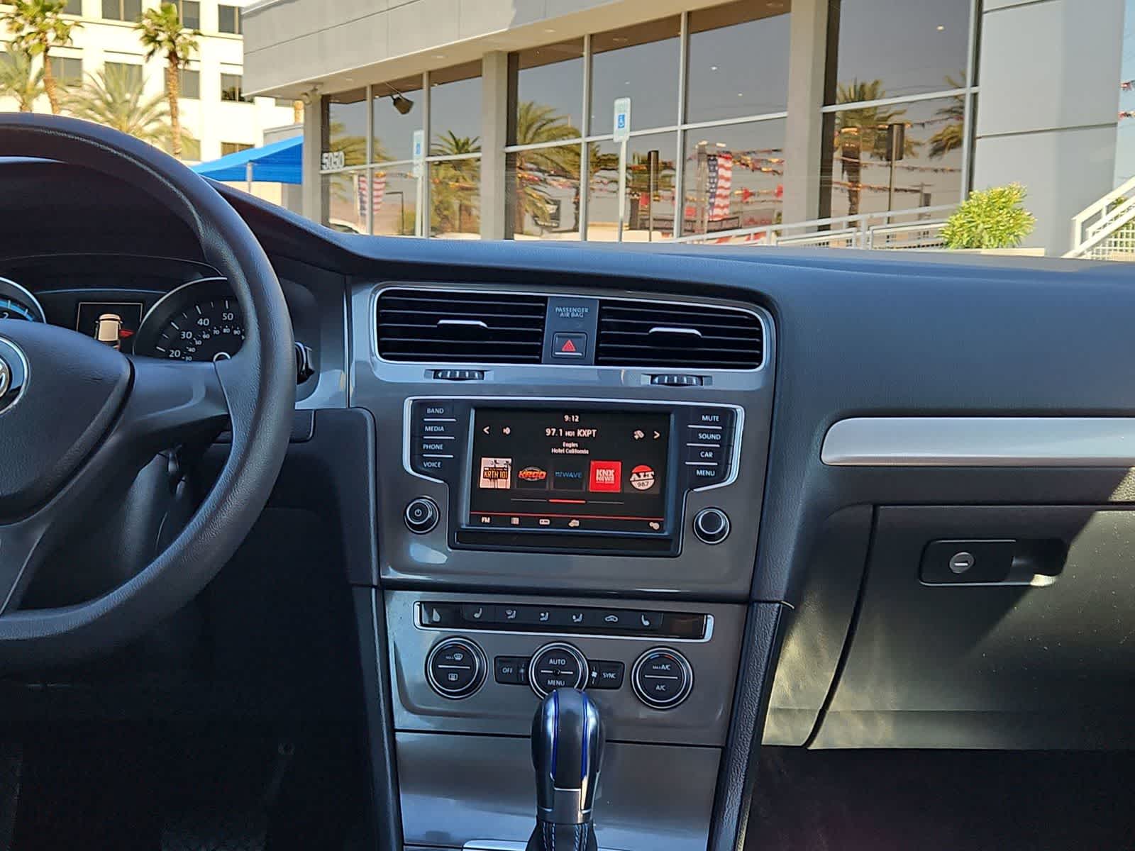 Thumbnail: 2016 Volkswagen e-Golf - 23