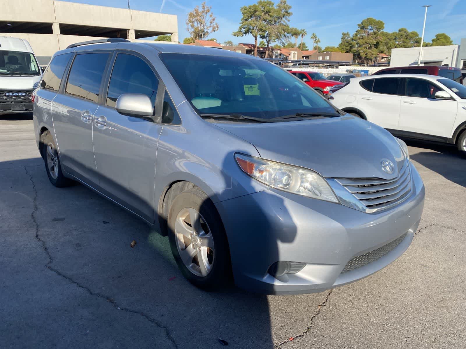 Thumbnail: 2017 Toyota Sienna - 3