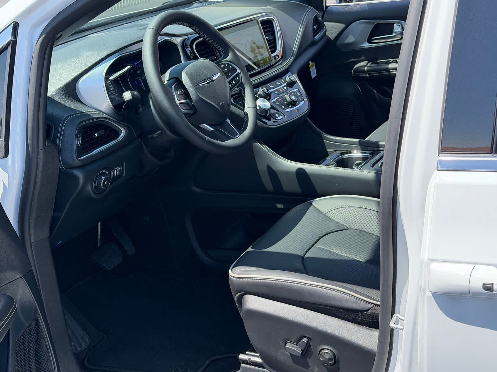 Thumbnail: 2026 Chrysler Pacifica - 13